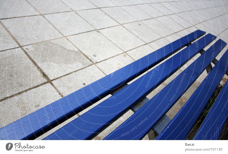 Fluchtpunkt Menschenleer Platz Beton Holz Linie trist blau grau Langeweile Einsamkeit Farbe Sitzgelegenheit Furche Quadrat kariert diagonal Lieblingsplatz Bank