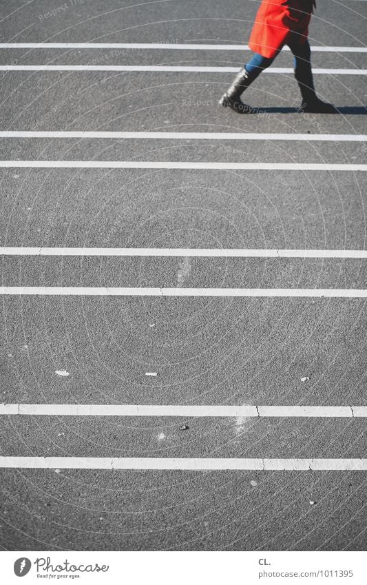 roter mantel Mensch feminin Frau Erwachsene Leben 1 Verkehr Verkehrswege Fußgänger Wege & Pfade Mantel Stiefel Linie Linientreue gehen grau Beginn Bewegung Ziel