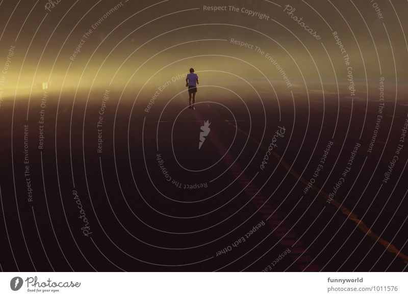 Lauf des Lebens Mann Erwachsene 1 Mensch Lebensfreude Mut Tatkraft Lebenslauf Ewigkeit Jogger Joggen rennen laufen Horizont Nebel geheimnisvoll ungewiss