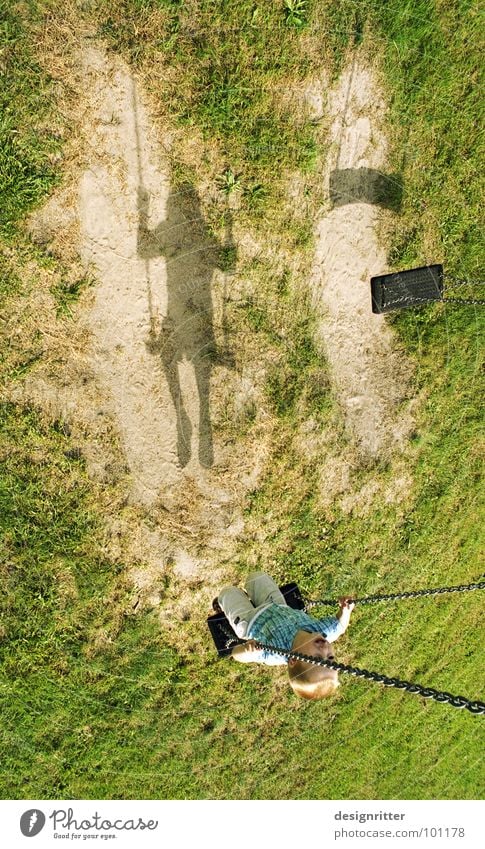 Hin und ... her Schaukel Spielplatz Kind Spielen Gras Wiese Zusammensein Junge Rasen Sand Erde Schatten verloren Wege & Pfade Einsamkeit warten paarweise