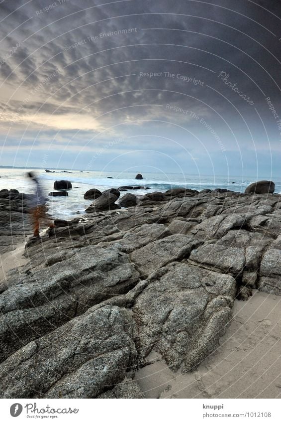 Bretagne / esprit Mensch maskulin Junger Mann Jugendliche Erwachsene Bruder Leben Körper 1 Umwelt Natur Landschaft Wasser Himmel Wolken Gewitterwolken Horizont