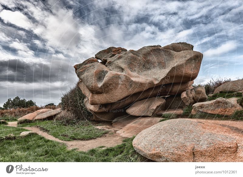 Herz in Stein Natur Landschaft Himmel Wolken Wege & Pfade alt gigantisch groß blau braun grün Bretagne Cote de Granit Rose Farbfoto Gedeckte Farben