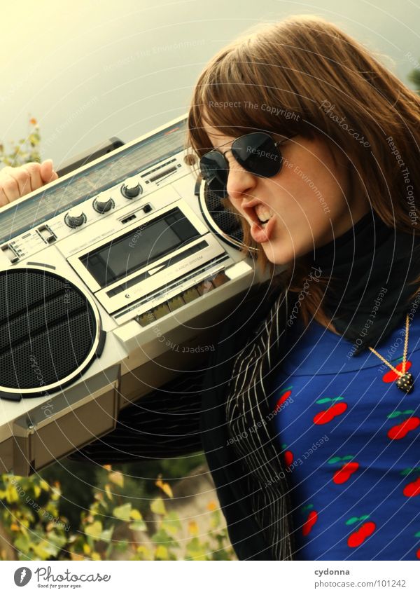 RADIO-AKTIV IX Frau Stil Musik Sonnenbrille Industriegelände Jacke Beton stehen Hand Ghettoblaster Party Aktion Laune Gefühle Mensch Coolness porn Radio