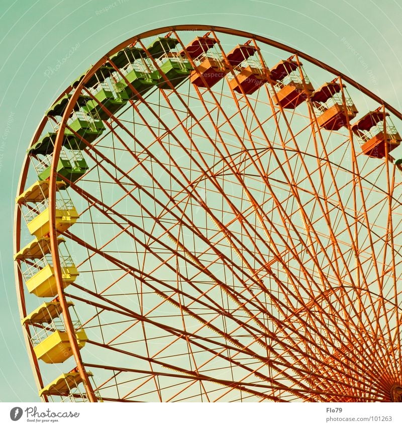 Rostalgie Riesenrad Jahrmarkt Schulden stilllegen gelb grün rot mehrfarbig Stahl Eisen streben Fluchtpunkt groß Macht drehen kreisen türkis Farbe Oktoberfest