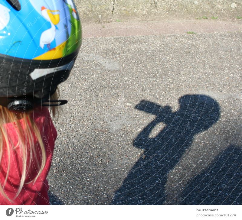 Limo trinken Getränk Erfrischung Fahrradtour Pause Kind Mädchen blond Fahrradhelm Albatros Physik Asphalt Helm Limonade Durst Flasche Komasaufen Bidon Wärme