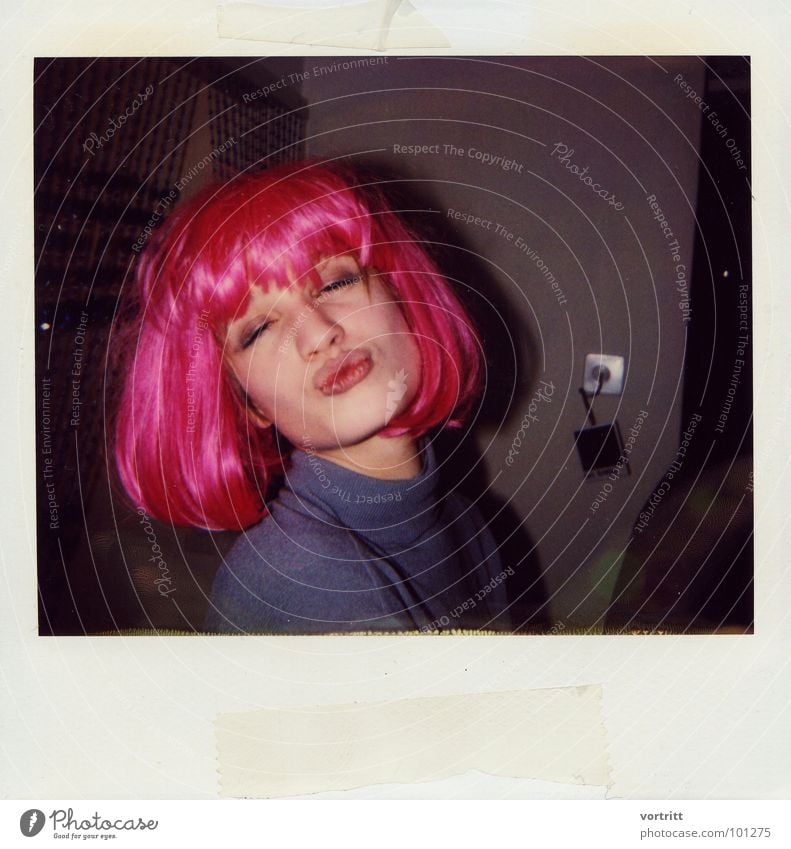 kiss rosa Küssen Porträt Frau schön Perücke Ausgelassenheit Freude Mund Gesicht Polaroid Liebe Karneval Partygast