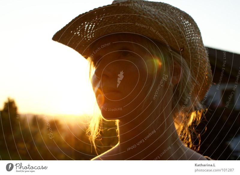 cowgirl blond Cowboy Sonnenuntergang Sommer Physik Nahaufnahme Denken verträumt Romantik schön Seite Porträt Frau Hut Wärme Abend Kopf Einsamkeit