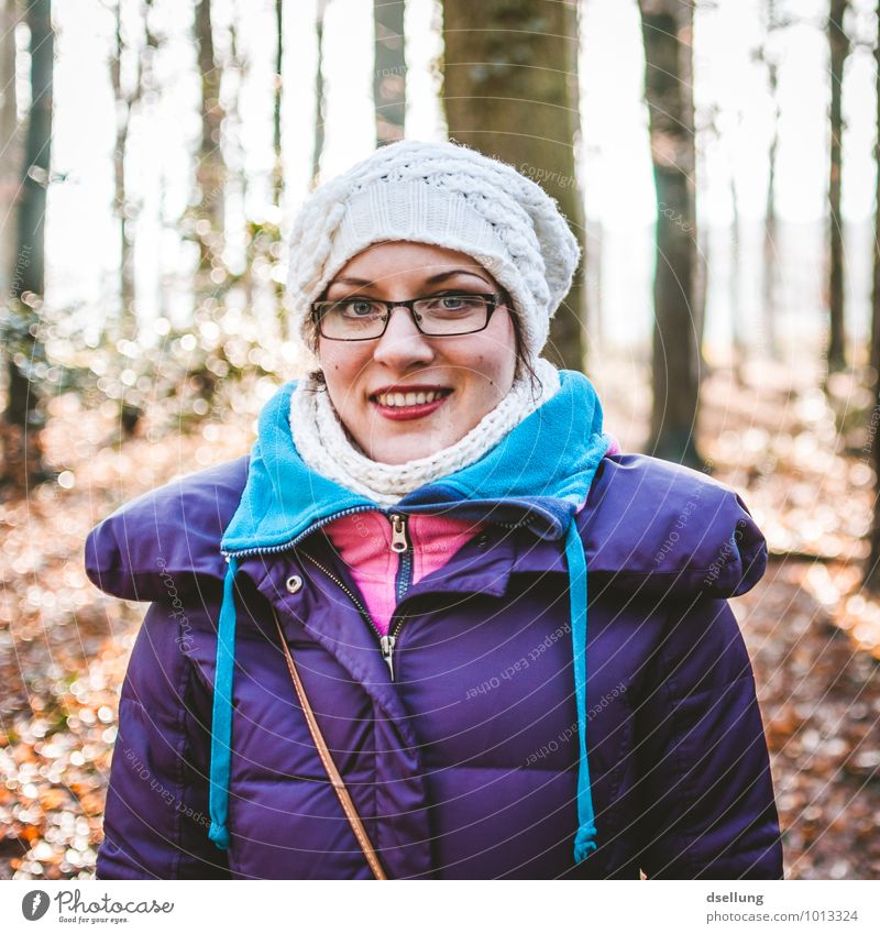 Frau warm gekleidet an einem kalten Tag Blick nach vorn Porträt Zentralperspektive Licht Außenaufnahme Farbfoto Zufriedenheit Wege & Pfade Gelassenheit schön