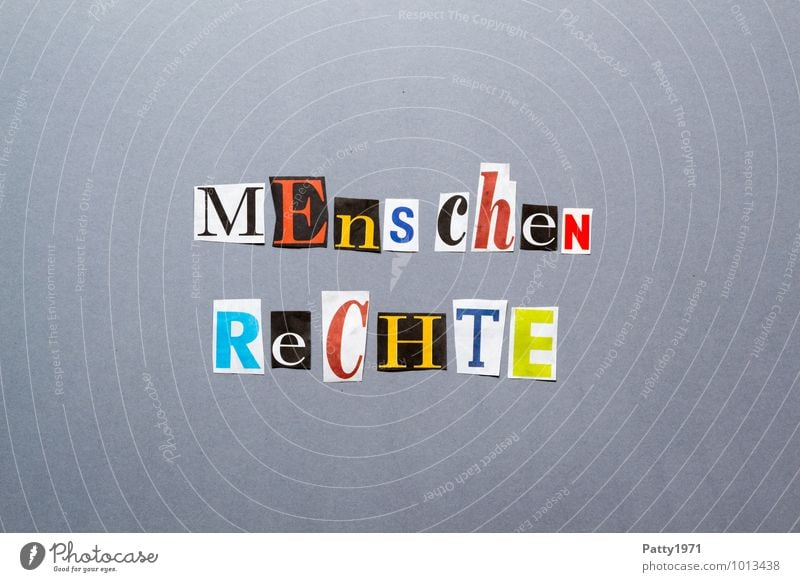 Menschenrechte. Aus Zeitung ausgeschnittene Buchstaben auf neutral, grauem Hintergrund. Zeichen Schriftzeichen Typographie Sicherheit Solidarität Freiheit