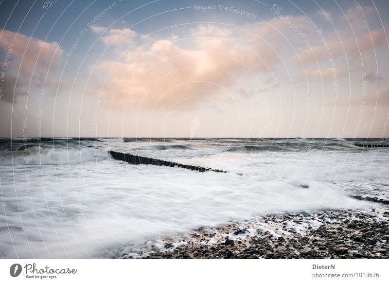 Sturm Umwelt Natur Landschaft Wasser Himmel Wolken Wetter Schönes Wetter Unwetter Wellen Küste Ostsee Meer Stein blau braun orange schwarz weiß Kraft Horizont