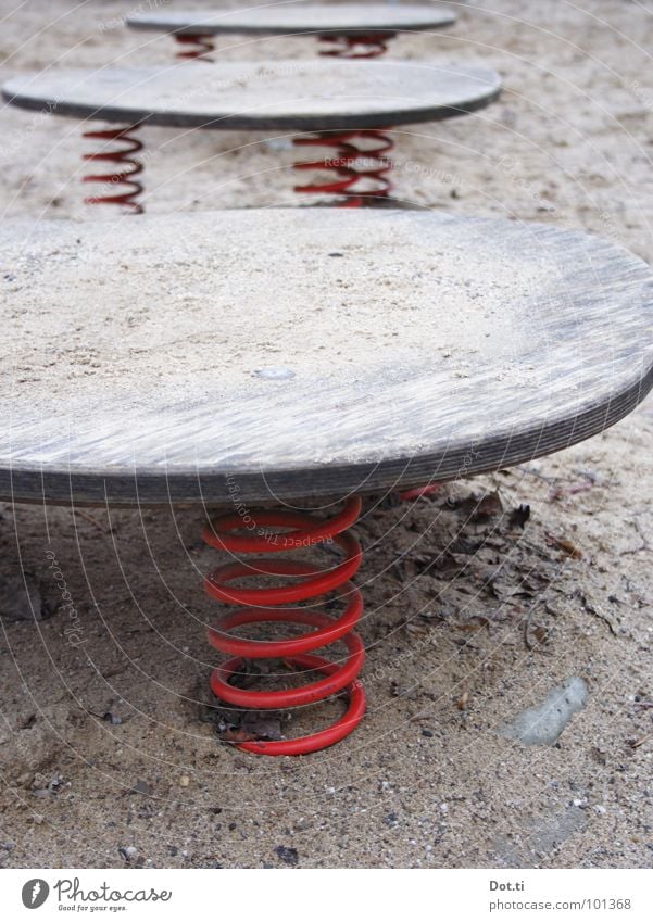 à la lune Freizeit & Hobby Kinderspiel Sand Spielplatz Holz Metall Metallfeder rot Einsamkeit Spirale Sprungbrett leer Holzbrett Farbfoto Gedeckte Farben