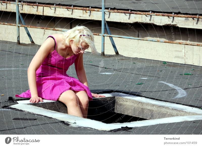 Kindliche.Begeisterung rosa Kleid Fenster Quadrat Rechteck Ecke abstützen Hand interessant Neugier Dach Hannover Aussicht blond falsch Denken Blick Frau feminin