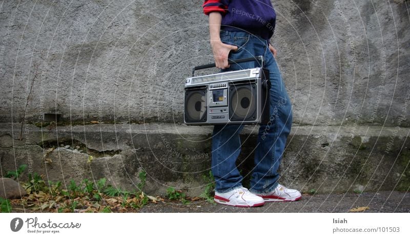 koffer packen Ghettoblaster Koffer old-school Hiphop Sprechgesang dunkel kalt Konzert Musik tragen gestern yesterdaybeine dj premier loud and clear