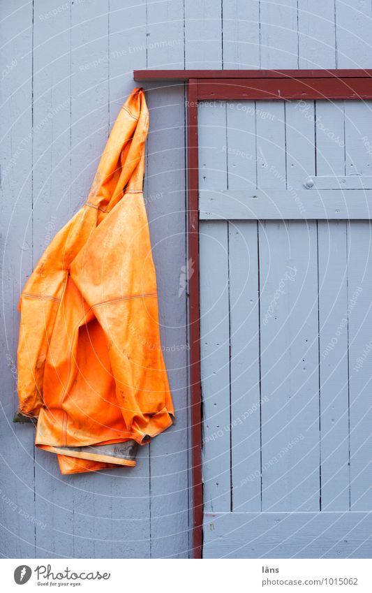 Friesennerz Sommer Meer Heiligenhafen Hafenstadt Haus Hütte Jacke Mantel Regenjacke Linie hängen maritim blau orange Beginn Holzwand Wetterschutz Autotür