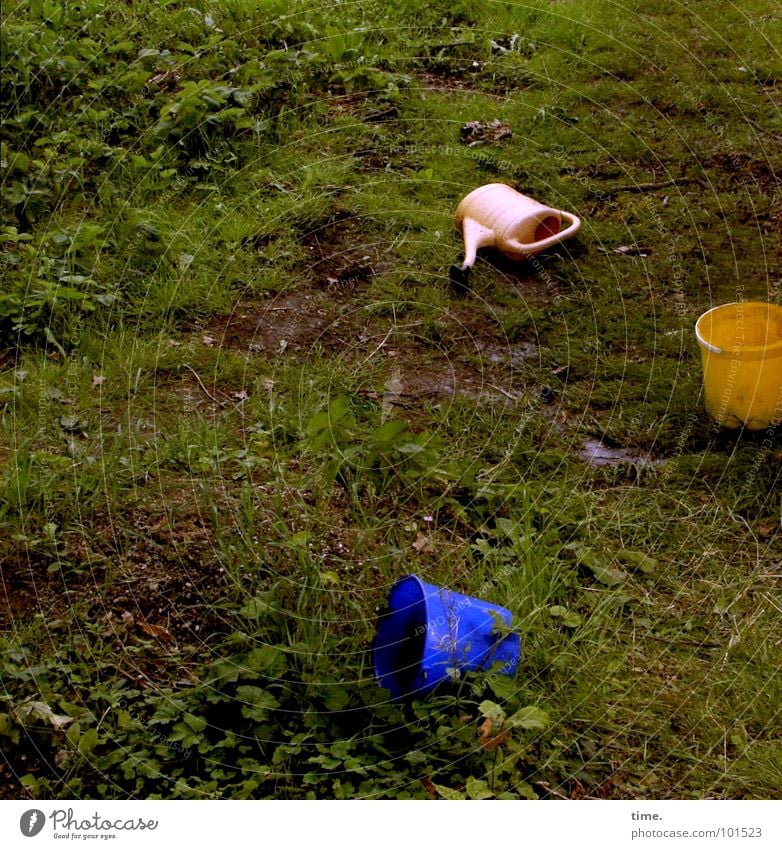 Dreiecksverhältnis Farbfoto Gedeckte Farben Außenaufnahme Dämmerung Garten Sportveranstaltung Feierabend Erde Wasser Gras Gießkanne liegen dreckig blau gelb