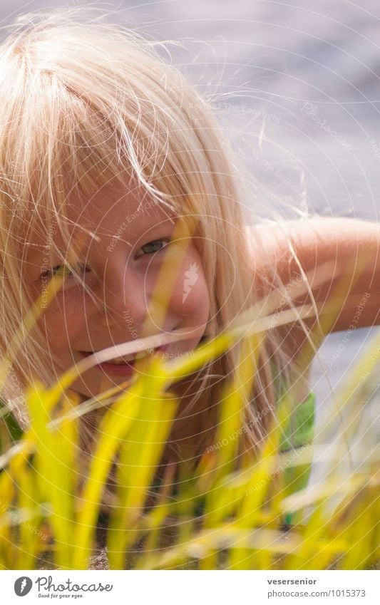 oh happy day... Ferien & Urlaub & Reisen Sommer Sommerurlaub Mädchen Kindheit 1 Mensch 3-8 Jahre Gras Schwimmen & Baden Blick leuchten blond Fröhlichkeit Glück