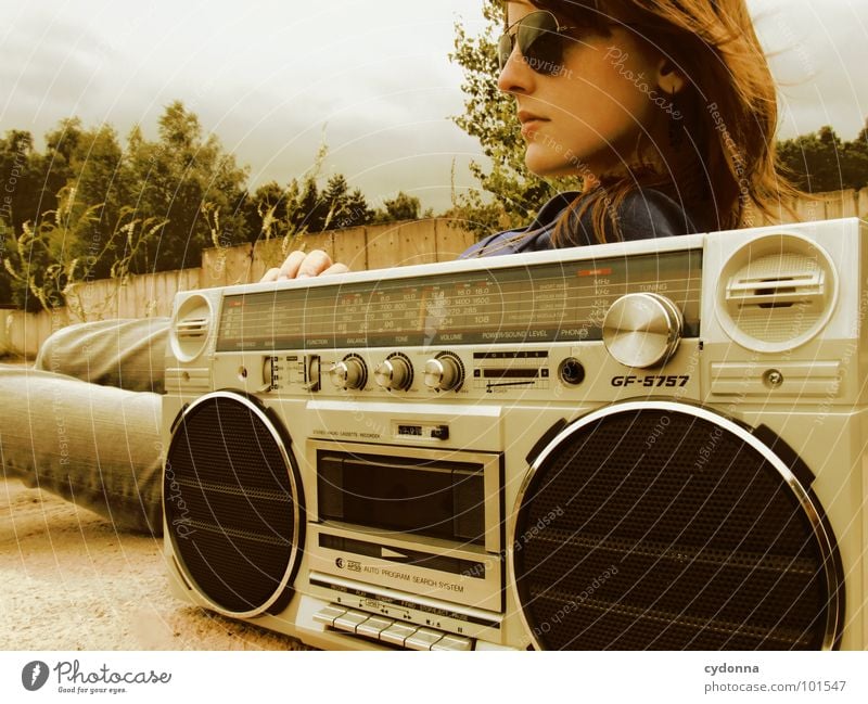 RADIO-AKTIV X Frau Stil Musik Sonnenbrille Industriegelände Jacke Beton Ghettoblaster Aktion Laune Gefühle rückwärts verfallen Mensch Coolness porn Radio