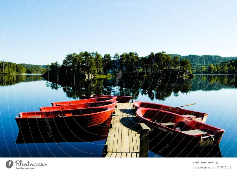 Auf zu neuen Ufern Wasserfahrzeug Freizeit & Hobby Norwegen See Baum rot Steg Holz ruhig Natur boat boats water sea Insel tree trees blau blue red Glätte smooth