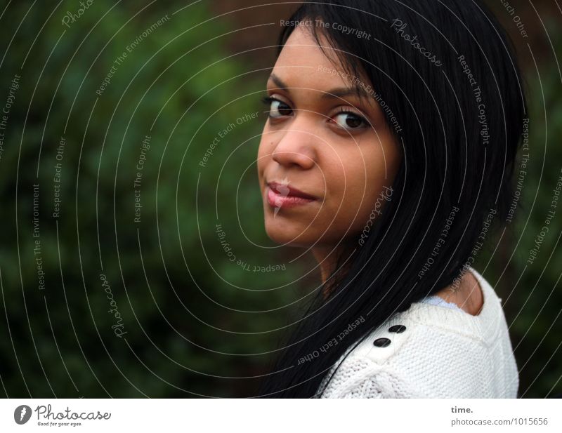 . feminin Junge Frau Jugendliche 1 Mensch Umwelt Natur Landschaft Park Pullover schwarzhaarig langhaarig beobachten Lächeln Blick warten schön selbstbewußt