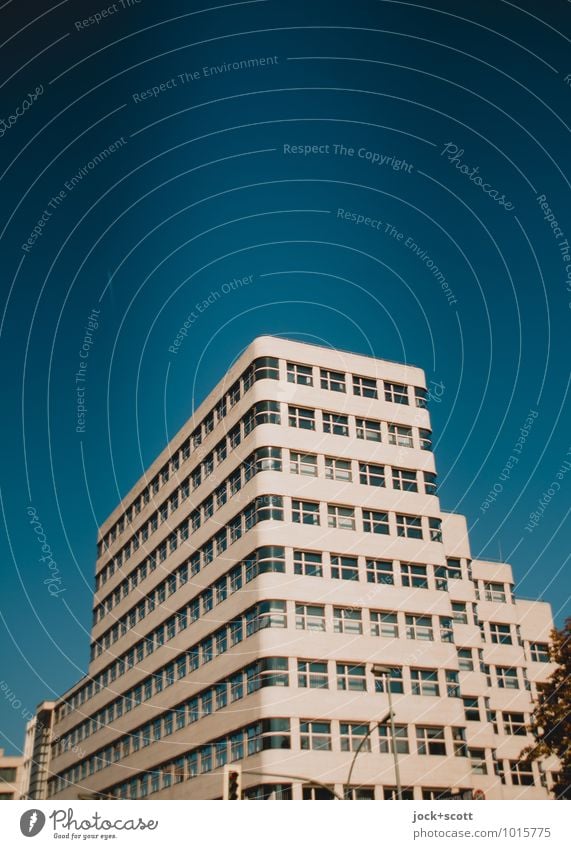 Shell-Haus Bauhaus Wolkenloser Himmel Bürogebäude Fassade Sehenswürdigkeit Wellenform elegant retro blau innovativ Symmetrie Denkmalschutz harmonisch