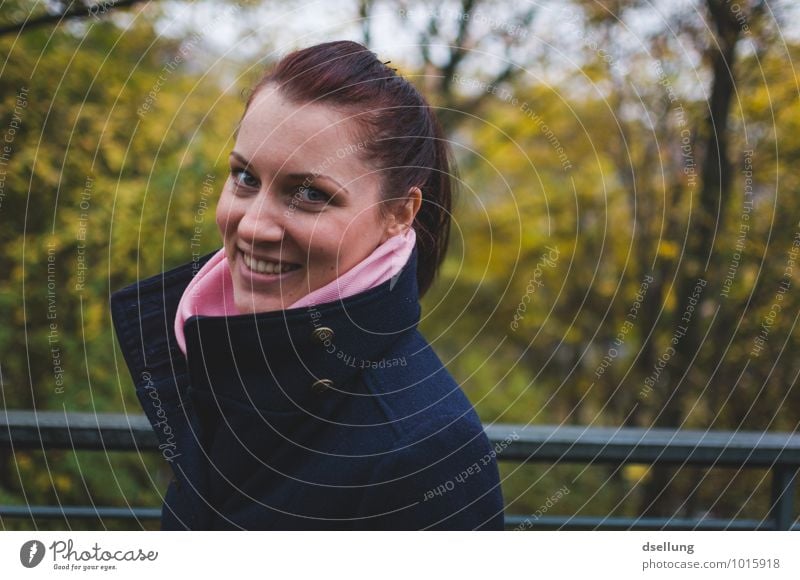 thinking of you. Mensch feminin Junge Frau Jugendliche 1 18-30 Jahre Erwachsene Wald Lächeln lachen elegant Freundlichkeit Fröhlichkeit Gesundheit Glück schön