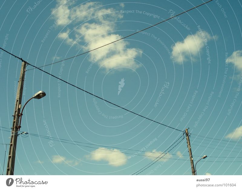 Stromversorger IV Elektrizität Kabel Oberleitung Versorgung Monopol Industrie Detailaufnahme Stromversorgung Energiewirtschaft Verbindung Strommast verrückt