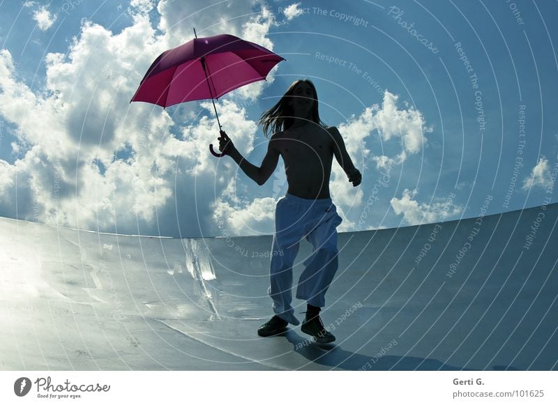 Schirmherr Mann Junger Mann langhaarig blond dünn Regenschirm Patron Dürre rosa weiß gestikulieren Wolken himmlisch himmelblau sommerlich Sommer Wind Sturm