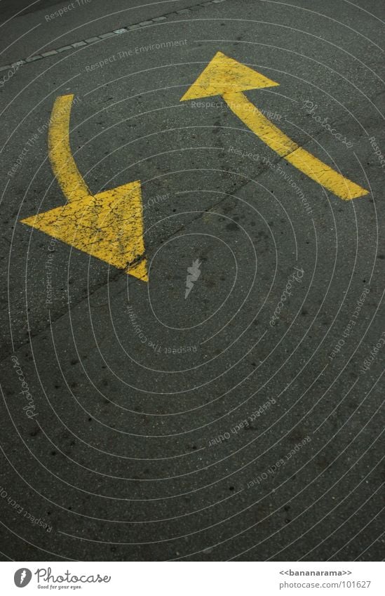 kommen und gehen Piktogramm zurück gelb Asphalt Symbole & Metaphern grau Verkehr Regel Einfahrt rein Richtung Süden Osten Stil Geometrie Straßennamenschild