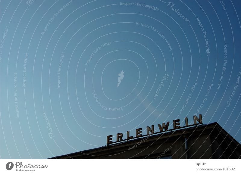 E R L E N W E I N Gebäude Werbung Beschriftung Dach Buchstaben Schriftzeichen Himmel blau Wetter oben Unternehmen Vor hellem Hintergrund Textfreiraum oben