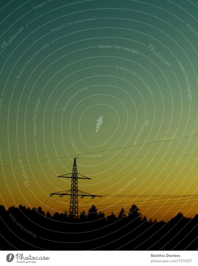 ABEND Stimmung Abenddämmerung Abendsonne grün gelb schwarz Farbverlauf Dämmerung Elektrizität Strommast Vernetzung ländlich Wald dunkel Sonnenuntergang trist