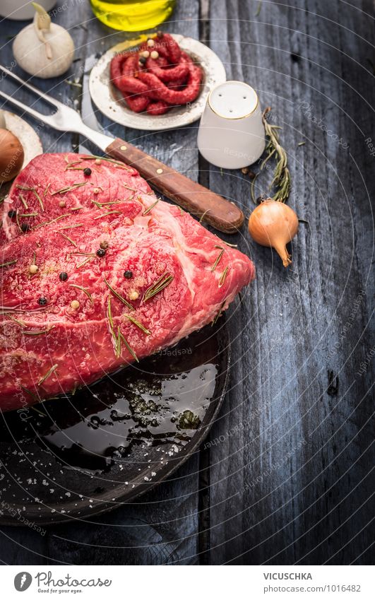 Roher Rindfleisch in schwarzer Pfanne mit Gewürzen und Öl Festessen Stil Design Gesunde Ernährung Küche Restaurant Grill beef Hintergrundbild Fleisch roh