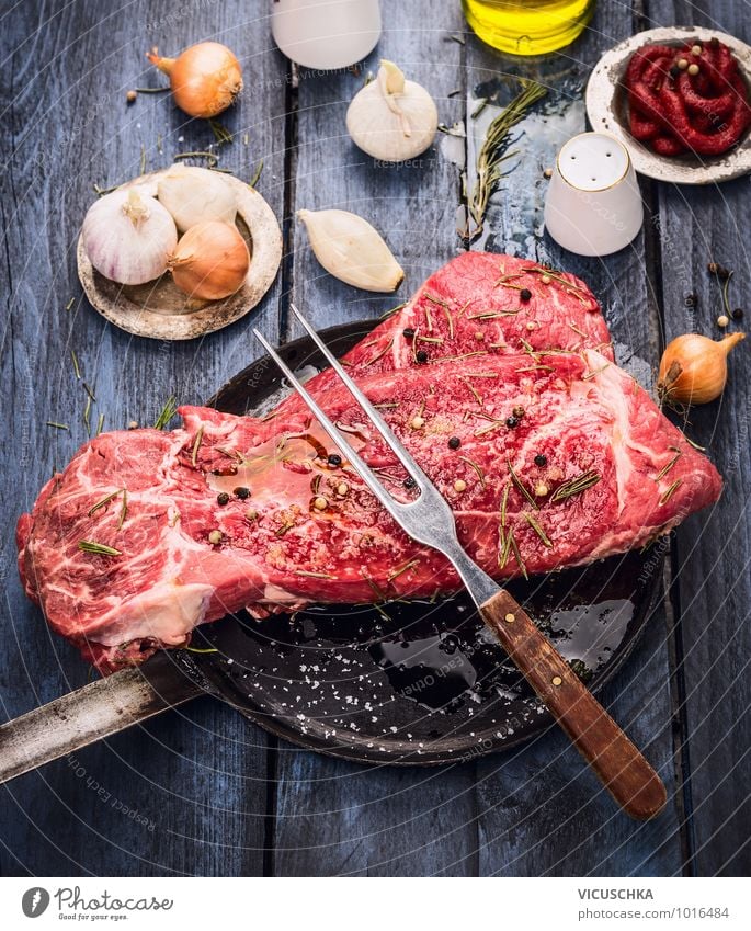 Rindfleisch in alter Pfanne mit Oil und Gewürzen Lebensmittel Fleisch Kräuter & Gewürze Öl Ernährung Mittagessen Festessen Bioprodukte Diät Slowfood Geschirr