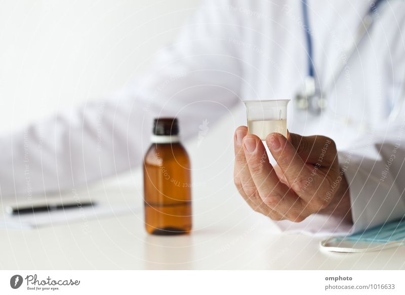 Arzt, der im Sprechzimmer ein Medikament verabreicht Flasche Gesundheitswesen Behandlung Krankenhaus Mann Erwachsene Hand Schreibstift Kunststoff