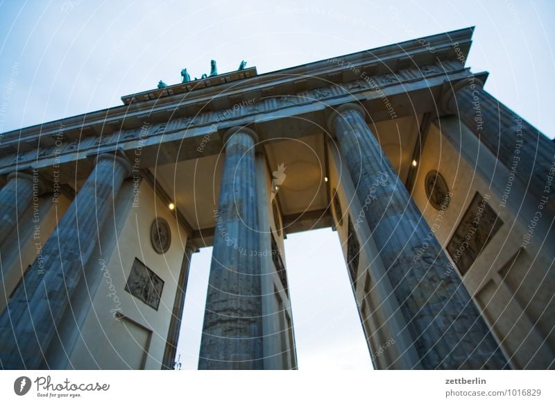 Brandenburger Tor Berlin Berlin-Mitte Hauptstadt Pariser Platz Wahrzeichen Säule Klassizismus Quadriga Viergespann Durchblick Durchgang Abend Dämmerung