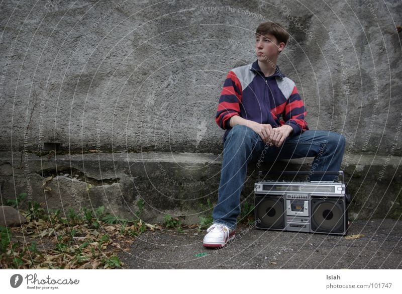 chief rocka Ghettoblaster grau retro Hiphop Trainer kalt Herbst Blatt dunkel Konzert Musik ost-zonal boy Jeanshose Körperhaltung weisse kickz