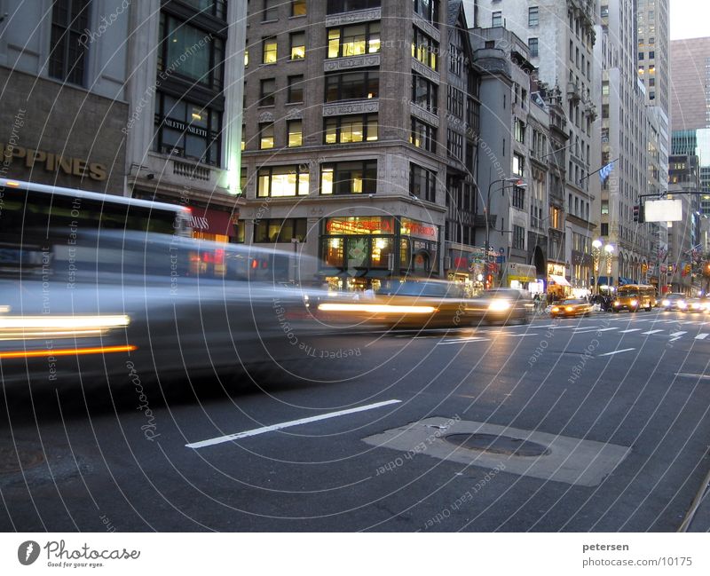 5th Avenue Traffic New York City Verkehr Berufsverkehr Dämmerung Unschärfe Bewegung