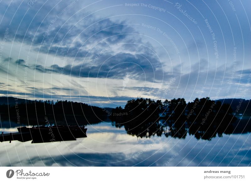 Wieder daheim Freizeit & Hobby Norwegen Wasserfahrzeug See Himmel Spiegel Reflexion & Spiegelung ruhig Steg Baum Stimmung Abenddämmerung Nacht dunkel Dämmerung