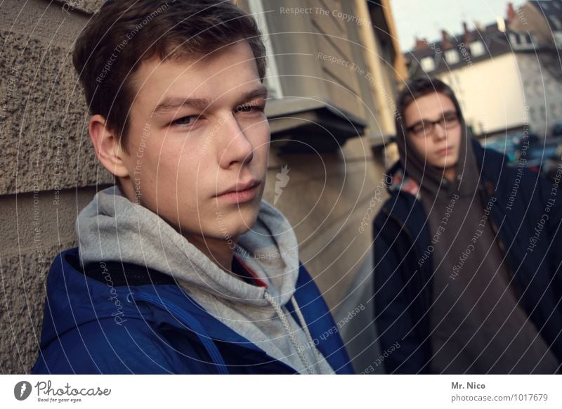 Brüder. Lifestyle maskulin Geschwister Bruder Freundschaft Jugendliche 2 Mensch Stadt Haus Gebäude Fassade Brille kurzhaarig beobachten Coolness Kapuzenpullover