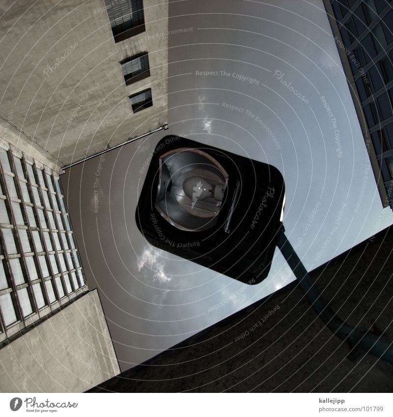 stück himmel Hochhaus Balkon Laterne Lampe Straßenbeleuchtung Fassade Fenster Wohnanlage Stadt rund Pastellton Beton Etage Selbstmörder Raum Mieter Leben live