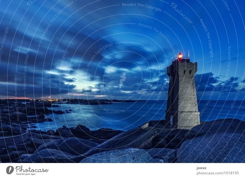 Phare de Ploumanac’h Landschaft Himmel Wolken Schönes Wetter Felsen Frankreich Leuchtturm leuchten alt groß hoch blau rot schwarz Sicherheit Bretagne