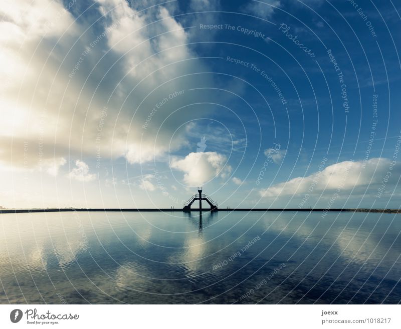 Freischwimmer Wasser Himmel Wolken Horizont Sommer Schönes Wetter Menschenleer Turm Mauer Wand blau weiß Gezeitenbecken Farbfoto Außenaufnahme Tag