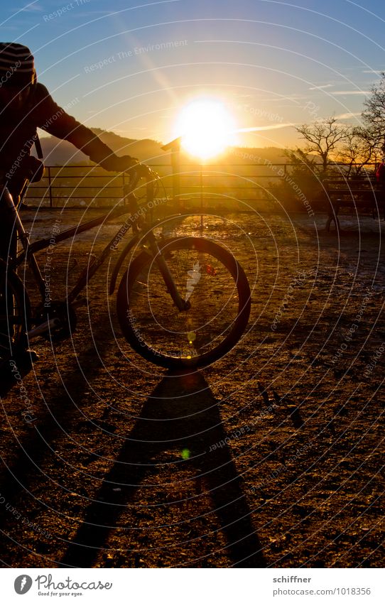 Ja, mir san mim Radl da Mensch Arme 1 stehen festhalten haltend Fahrrad Fahrradtour Fahrradfahren Fahrradlenker Fahrradrahmen Mountainbike Mountainbiking