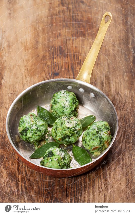 Priesterwürger Lebensmittel Vegetarische Ernährung Pfanne Billig gut bescheiden sparsam Strangolapreti Kloß Knödel Semmelknödel Spinatkloß Spinatknödel Salbei