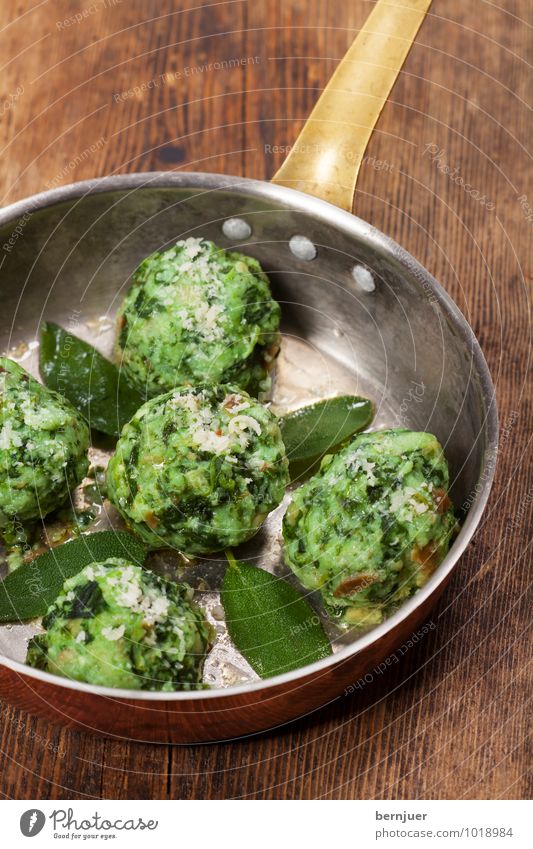 Strangolapreti Lebensmittel Teigwaren Backwaren Ernährung Abendessen Topf Pfanne Billig gut braun grün Knödel Kloß Spinat Salbei Butter Kupferpfanne rustikal