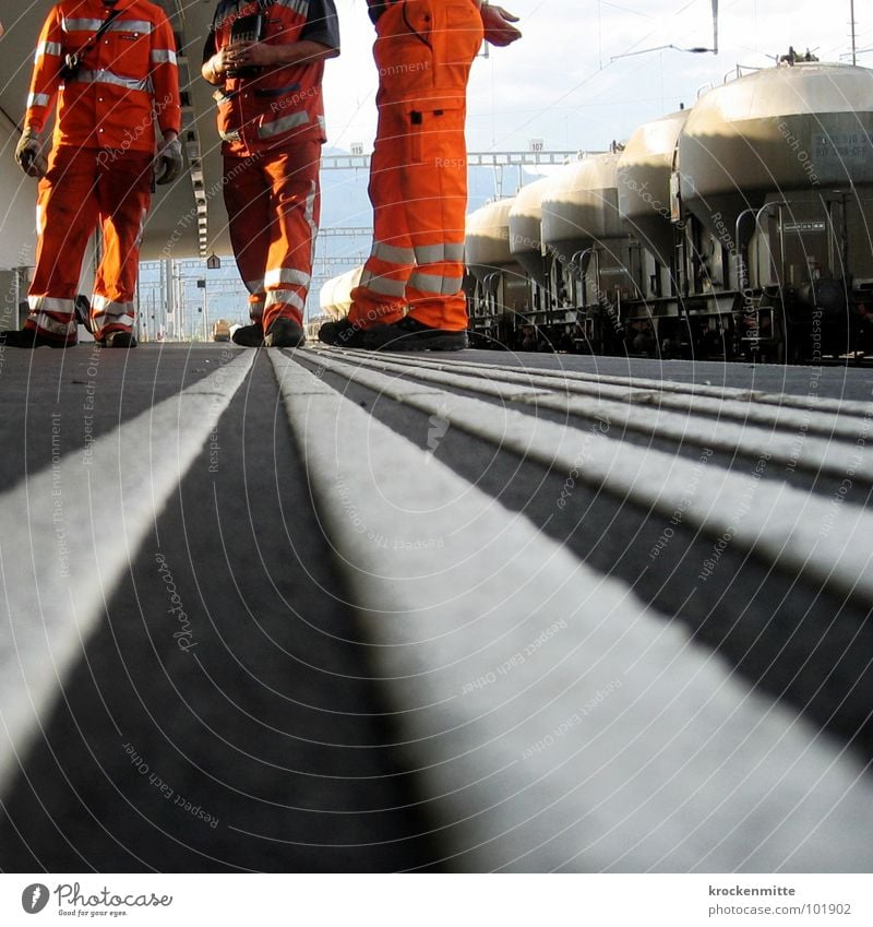 gestreift Arbeiter Bekleidung Streifen Pause Mitarbeiter Arbeitsbekleidung Eisenbahn Tankwagen Mann Arbeitshandschuhe Verkehr Bahnhof orange Bodenbelag sprechen