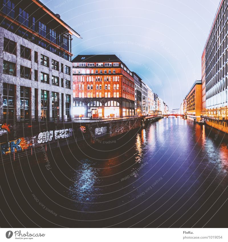 Kleine Alster Wasser Wolken schlechtes Wetter Stadt Hafenstadt Stadtzentrum Menschenleer Bauwerk Verkehrswege Schifffahrt Binnenschifffahrt kalt blau Fleet