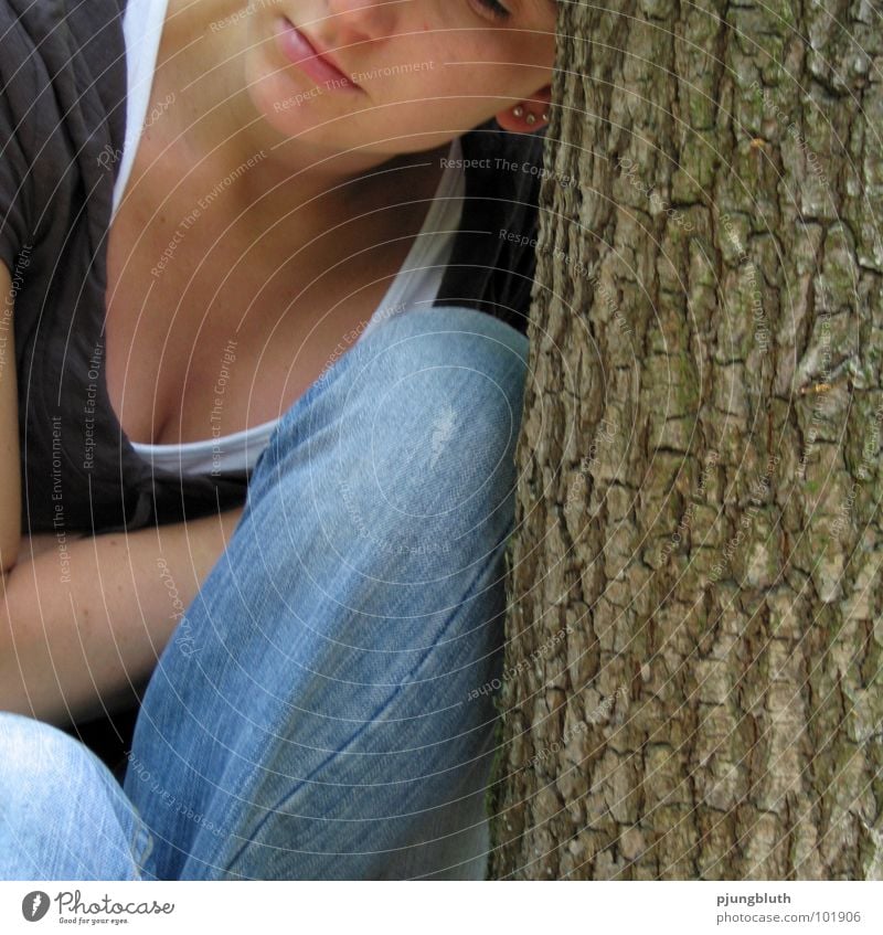 zweifel Einsamkeit Frau feminin Baum Stimmung Denken Enttäuschung anlehnen Strebe ruhig Trauer Verzweiflung Schwäche Zweifel Wärme nachdenken Trennung Gefühle