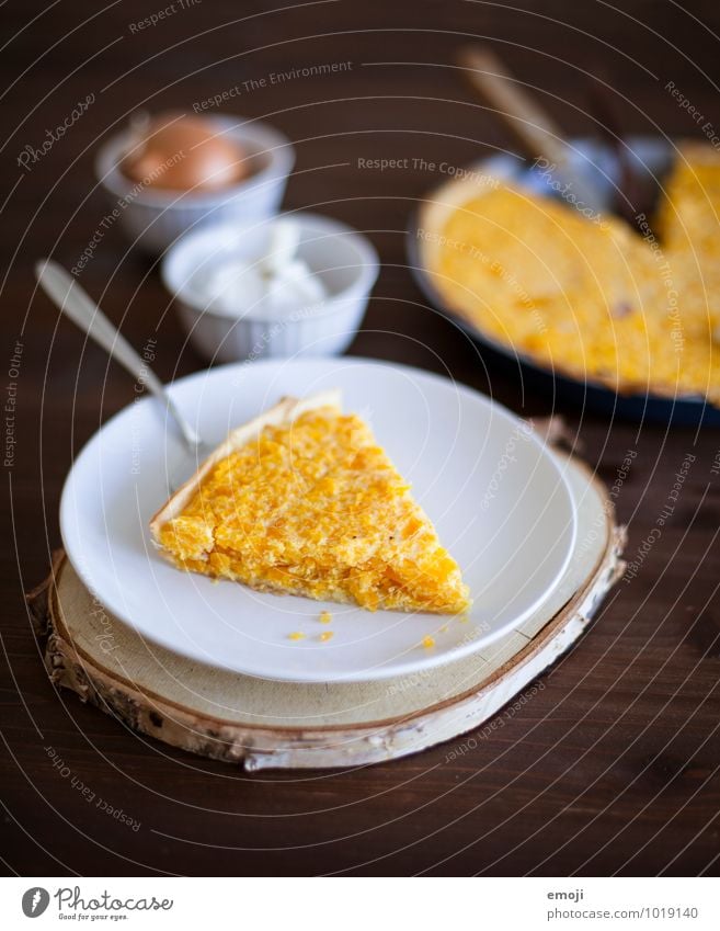 Kürbiswähe Gemüse Teigwaren Backwaren Ernährung Mittagessen Vegetarische Ernährung Geschirr lecker gelb Kürbiszeit Saison Farbfoto Innenaufnahme Menschenleer