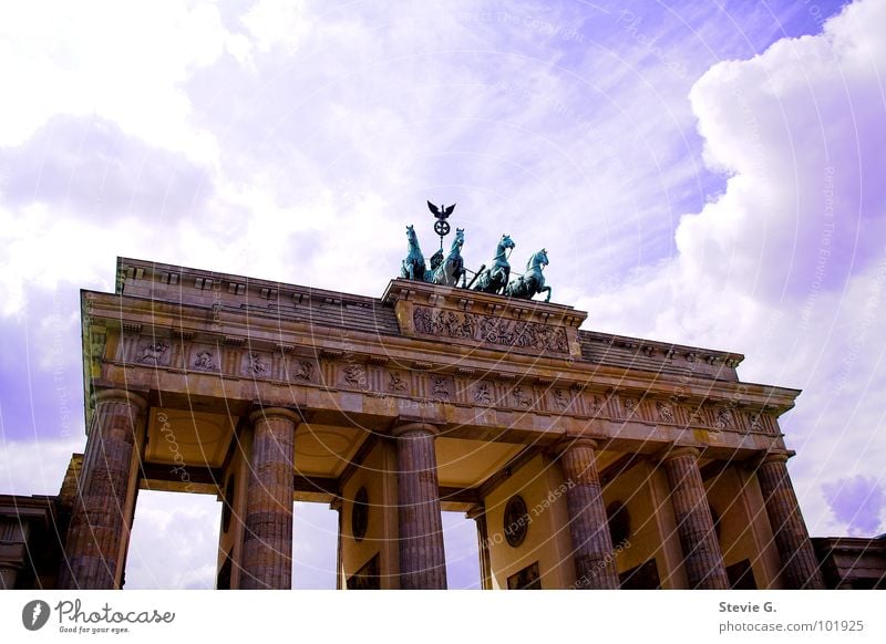 Berliner Pferdetour Froschperspektive Gebäude Denkmal Wahrzeichen Himmel Brandeburger Tor