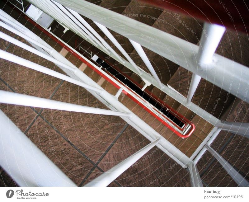 Hier gehts nach Unten unten Architektur Treppe Niveau tief